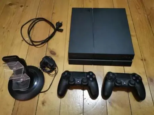 PS4 + deux manettes à geneve