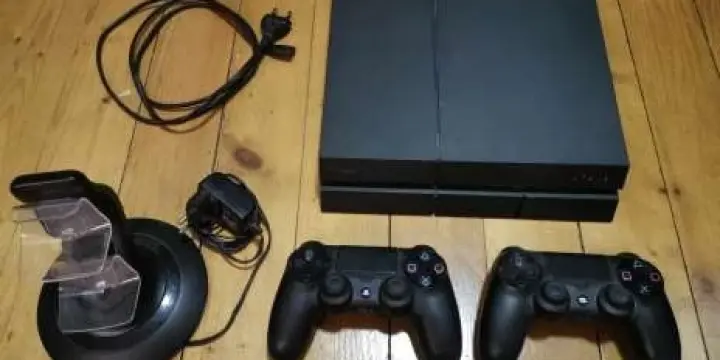 PS4 + deux manettes