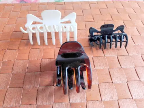 Pinces pour cheveux couleurs noir/blanc/brun à Chigny