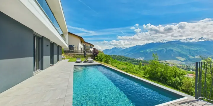 Preiskracher: Moderne Traumvilla mit Pool zum Spitzenpreis