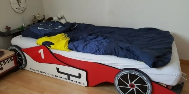 Lit d'enfant style voiture de course