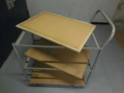 Chariot à 3 plateaux, les plateaux peuvent être enlevés à Meyrin