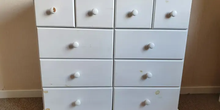 Commode blanche avec tiroirs
