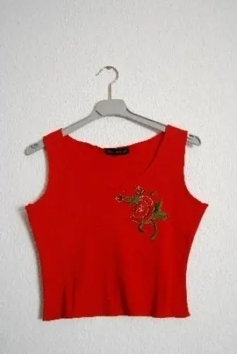 Top rouge avec broderie à Vucherens