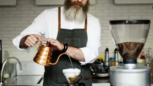Le barista dans le café à Genève
