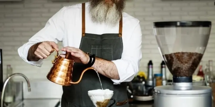 Le barista dans le café