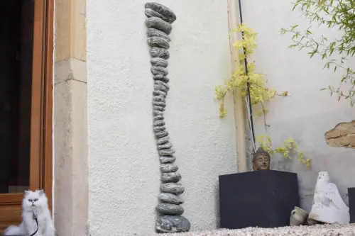 Sculpture Murale Zen en Galets Serpentine et Marbre à Genève
