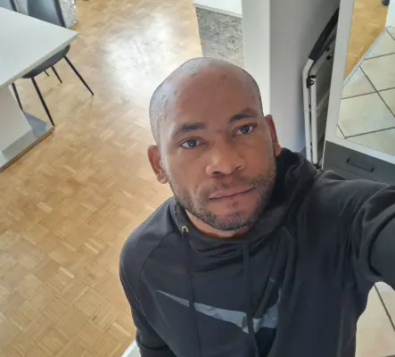 Jeune homme cherche femme pour du sér...