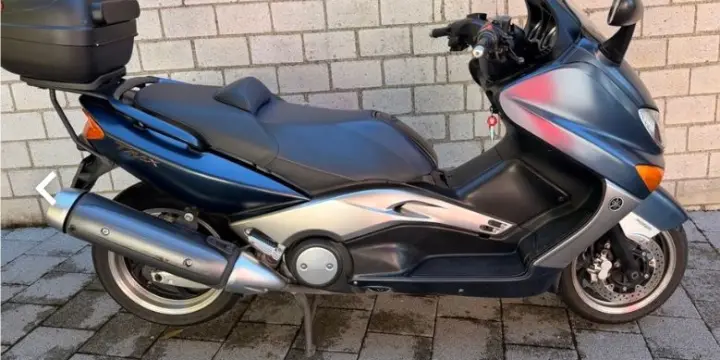 Scooter Yamaha T-Max XP, bleu, essence, 500 cm³.