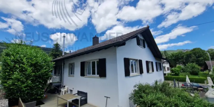 Idéalement située comprenant deux logements facile d'accès