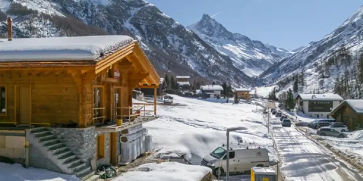 Chalet neuf et authentique dans le vieux-village