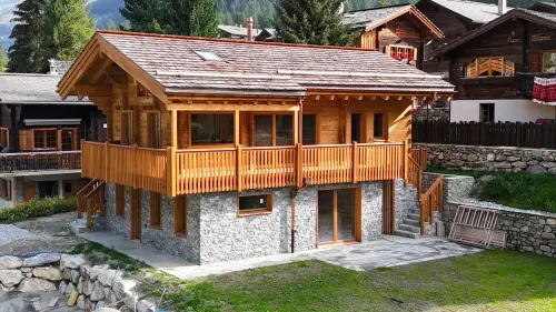 Chalet neuf et authentique dans le vieux-village