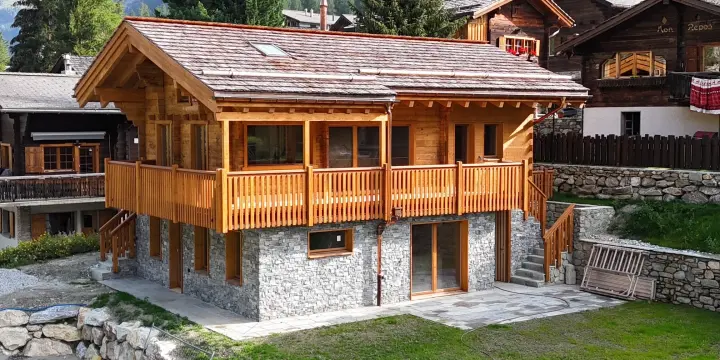 Chalet neuf et authentique dans le vieux-village