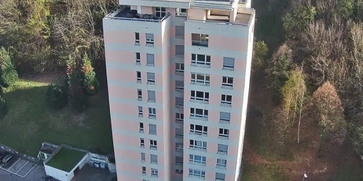 Pazzallo | Una torre immersa nel verde