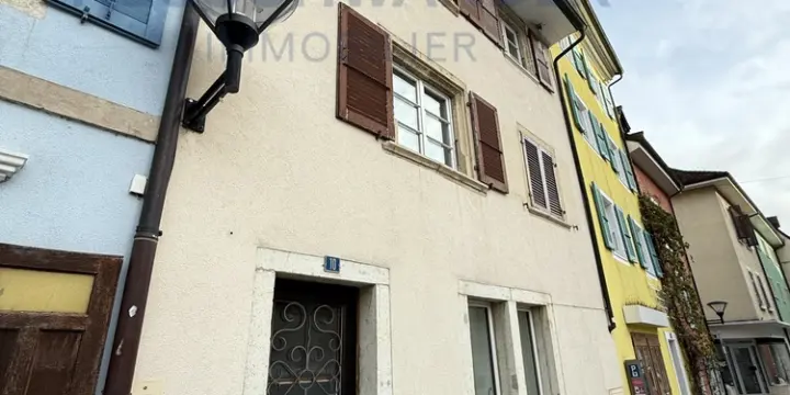 Entièrement loué composé de 2 appartements + 1 local commercial