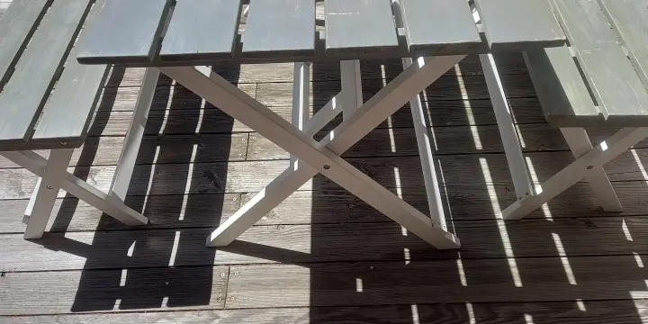 Table à manger et 2 bancs, très bon état