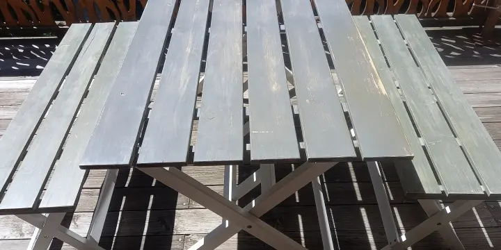 Table à manger et 2 bancs, très bon état