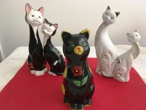 JOLIE FAMILLE DE CHATS EN CERAMIQUE à Onex