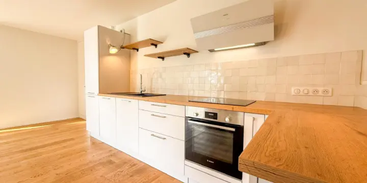En France, Village-Neuf : Appartement 4 Pièces de Standing