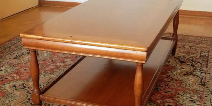 Table basse en merisier massif pour salon ou salle d'attente