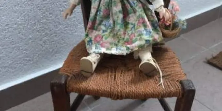 Chaise de poupée