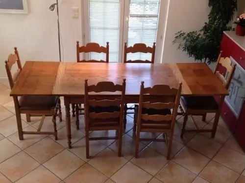 table chêne jaune avec chaises à Vallorbe