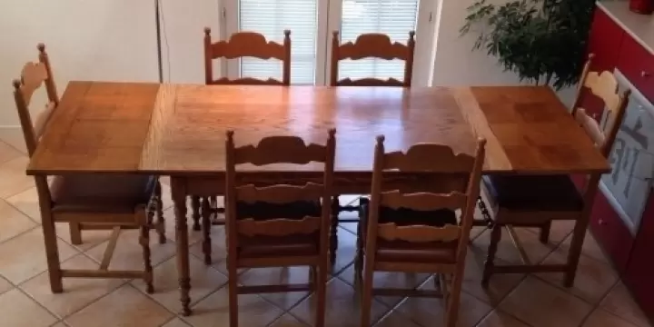 table chêne jaune avec chaises