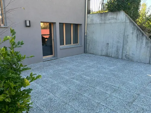 À louer à Saillon : Studio rénové avec grande terrasse privative