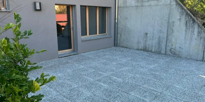 À louer à Saillon : Studio rénové avec grande terrasse privative