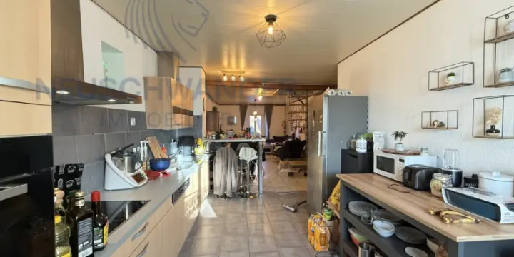 Charmant logement rénové dominant la ville et vue sur le château