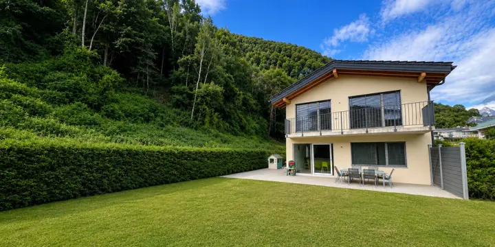 Magnifique villa récente avec spacieux jardin à Aproz
