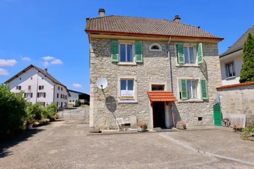 A rénover grande maison de 6.5 pièces à Fahy à Fahy
