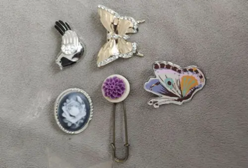 Lot de 5 broches et pin's fantaisie Comme neufs à Moutier