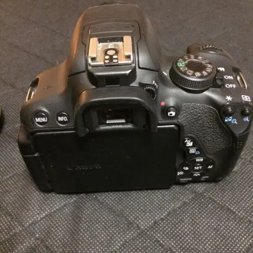 Appareil photo reflex numérique Canon EOS 700D à Scuol