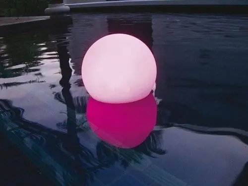 Lampe d'ambiance flottante piscine à onex
