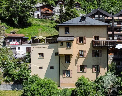 Grande maison avec local commercial au centre du village  à Vissoie