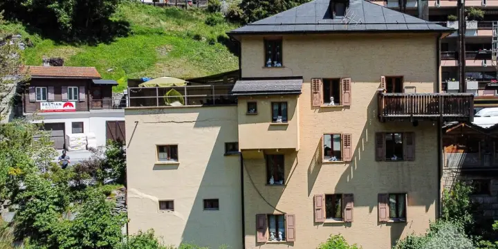Grande maison avec local commercial au centre du village 