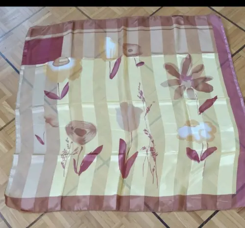 Foulard carré neuf à fleurs à Moutier