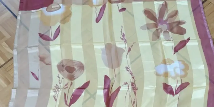 Foulard carré neuf à fleurs
