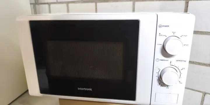 Four à micro-ondes Intertronic 700W