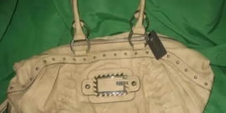 Magnifique sac Guess très beau