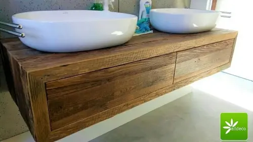 Meuble de salle de bain en vieux bois à Varsovie