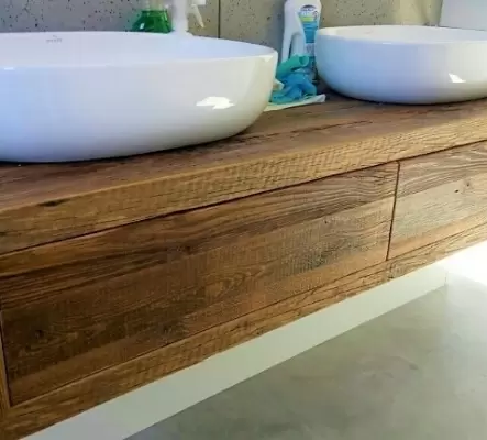 Meuble de salle de bain en vieux bois