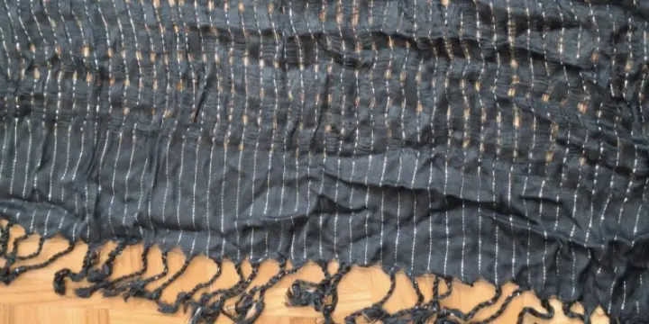 Foulard noir à franges comme neuf