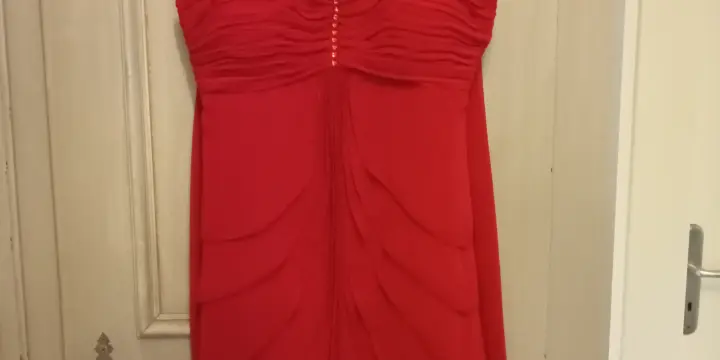 Robe cocktail rouge avec étole