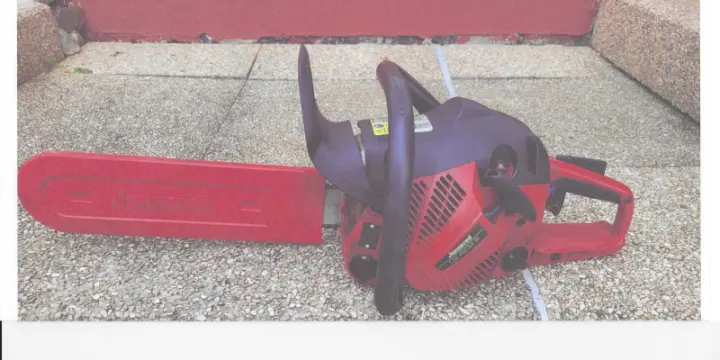 Aspirateur-souffleur et tronçonneuse.