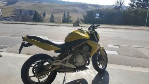 Kawasaki ER-6n à Le Locle