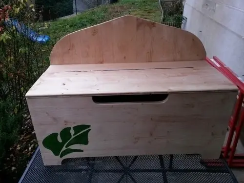 Coffre à jouets artisanal à Neuchâtel