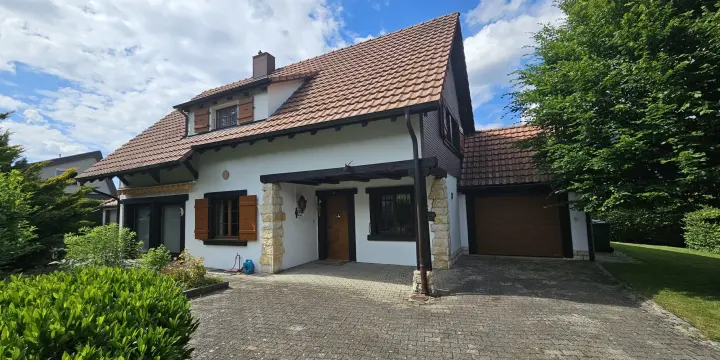 À vendre à Malleray maison de 6.5 pièces sur un terrain de 858 m²