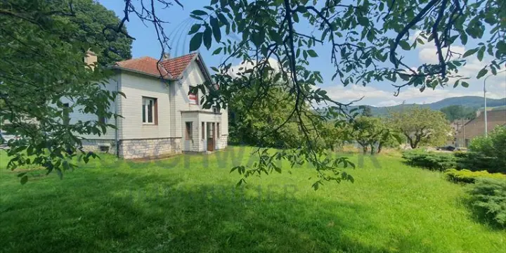 Petite maison dans la prairie à rénover sur très grande parcelle